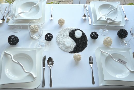 Tischdeko-online mit dem Mustertisch Asia. Tisch 2. Bild 3.  Details.  Bambusgirlanden,  Yingyang, Kuwa-Stöckchen, Rattankugel für Ihre Hochzeit als Tischdekoration oder die private Feier.
